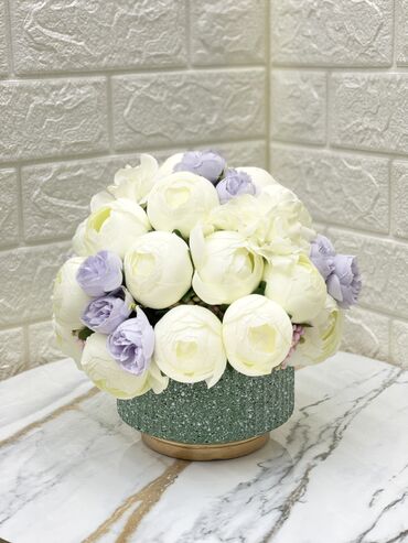 Вазы: Керамическая ваза с высококачественным цветком пиона. Этот цветок