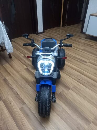 Nənnilər: Uşaq üçün elektrikli üçtəkərli motosiklet - Rəng: mavi-qara, sport