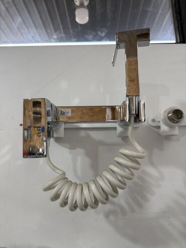 смеситель душевой: Гигиенический душ с держателем и смесителем - Настенный комплект