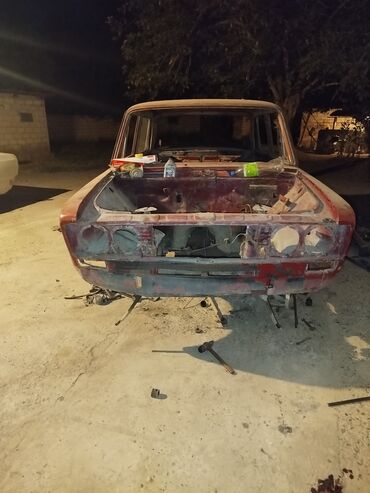 Filtrlər: Avtomobilin daxili çərçivəsini göstərən foto. Paslanmış metal