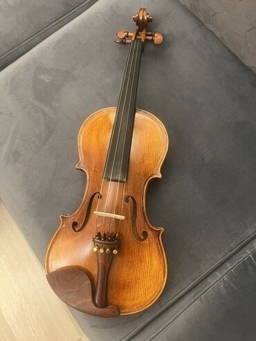 Skripkalar: Skripka dəsti - 4/4 ölçülü skripka (tam ölçü). Qızılı-qəhvəyi lütye — 8