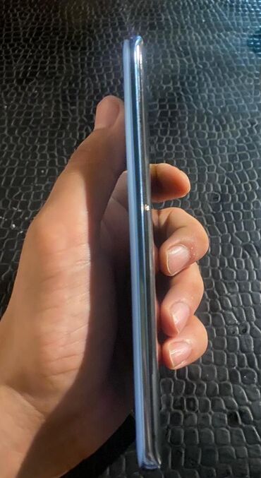 Kompüter, noutbuk və planşetlər: Məhsul: Smartfon (göy-gümüş rəng tonunda, parlaq yan çərçivə)