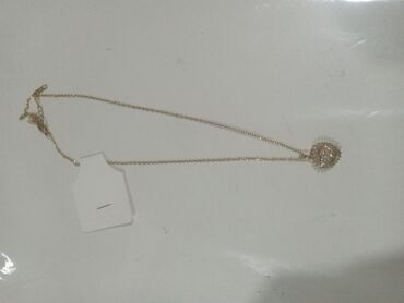 Bijuteriya dəstləri: Zərgərlik dəsti – qızılı rəng aksesuarlar Tərkib: - Boyunbağı 1: incə — 13