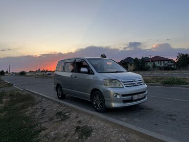 7 местная машина: Toyota Noah: 2003 г., 2 л, Автомат, Бензин, Минивэн