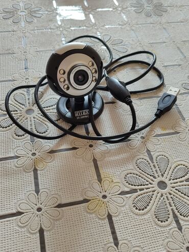Колонки для ПК и ноутбуков: Masanın üzərinə qoyulmaq üçün nəzərdə tutulmuş USB vebkamera, qara və