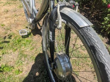 Bicikli za odrasle: Električni bicikl Vital Bike u srebrnoj boji. Ima ram standardne — 8
