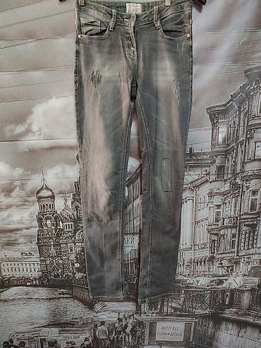 Sive skinny farmerke sa efektom ispranog džinsa i laganim “distressed”