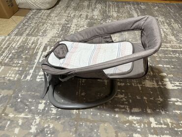 Детские шезлонги: Продаю детский шезлонг-качалку в сером и графитовом цвете. Оснащен at lalafo.kg — 2 Детские шезлонги: Продаю детский шезлонг-качалку в сером и графитовом цвете. Оснащен — 2