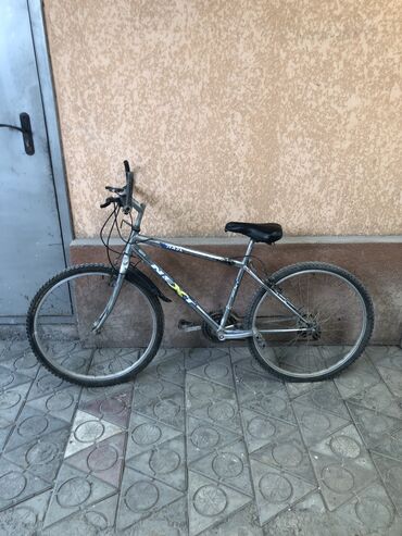 магазин велосипед: Велосипед 🚴‍♂️ Одна шина проколотая Скорость не работает Сиденье нету