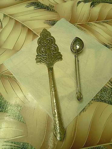 qasig: Metall dəst: dekorativ tort/paxlava spatulası və çay süzgəci qaşığı - — 1
