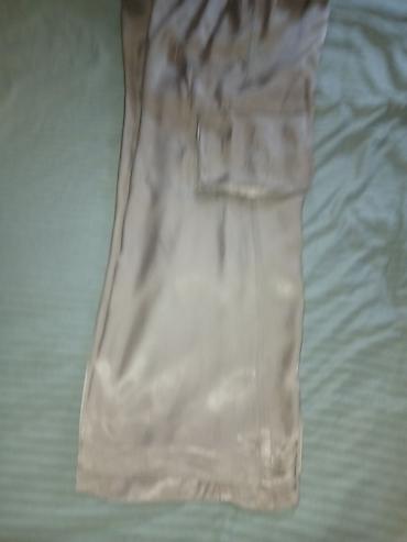 h: Braon nove od pravog satena H&M pantalone na slikama prikazuje — 2