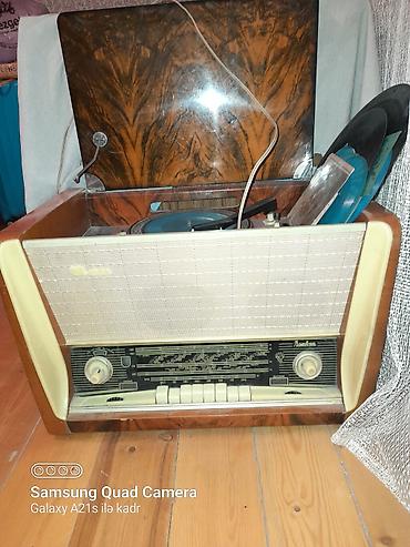 Qrammofon və patefonlar: Mebel qutusunda sovet istehsalı kombinə edilmiş radio-grammofon (vinil — 2