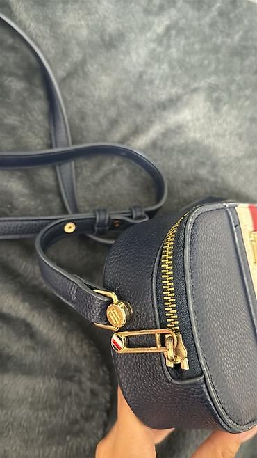 барсетки томми: Классическая сумка, Tommy Hilfiger, Материал: Экокожа, Застежка на молнии, Женские, Б/у — 3