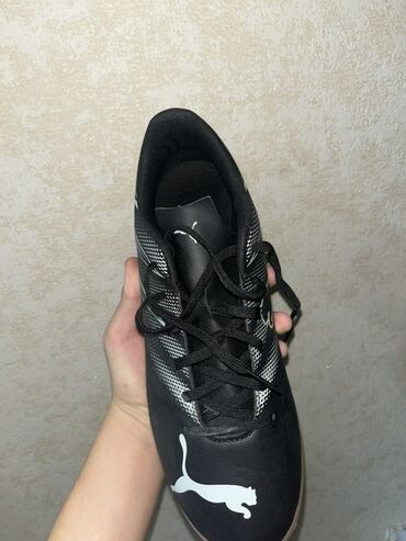 женские красные кеды: Puma futzal ayaqqabısı - Rəng: qara, ağ loqo və naxışlarla -