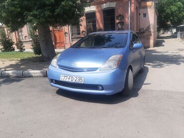 запчасти opel vectra b: Mavi rəngdə Toyota Prius hibrid avtomobili. Kompakt dizaynı şəhər