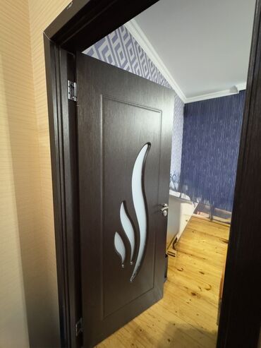 Tünd qəhvəyi rəngdə qapı(4 eded) Hamam,Tualet ucunde var wuwesi
