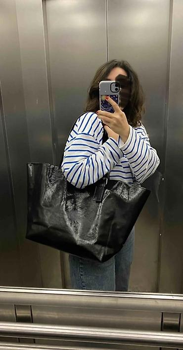 qara çanta: Qara rəngdə böyük ölçülü tote çanta Əlavə məlumat üçün Wp📲 +995 50 — 1