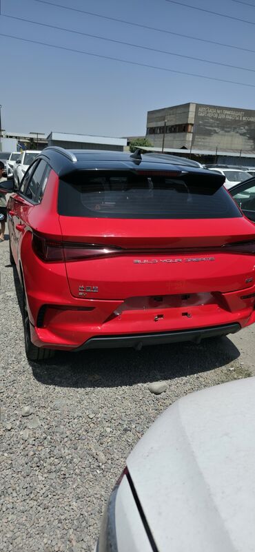 люк спринтер: Красный кроссовер BYD с черной крышей. Этот автомобиль сочетает в себе