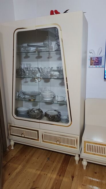 Qonaq otağı dəstləri: Qonaq otağı ve yataq mebel dəsti Tərkibi: - Geniş yemək masası — 6