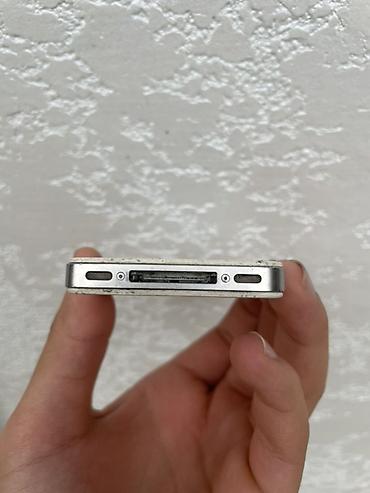 Мобильные телефоны: IPhone 4, белый, 3.5" Retina, корпус из стекла и стали. На экране — 4