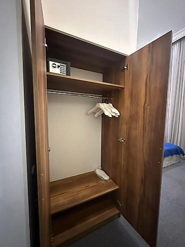 Otaqların günlük kirayəsi: Satılır. 12 otaq üçün mebel komplekti (televizor və kondisioner daxil — 12
