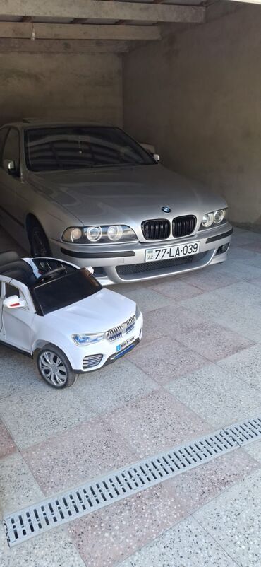 Uşaq üçün elektrikli avtomobil – SUV tipli model - Korpus: ağ rəng