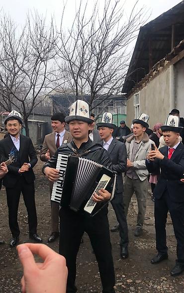чехол гитары: Тойлордо гулянкакуда тосуу,туулган кунмаарекелерде кызмат кылабыз — 1
