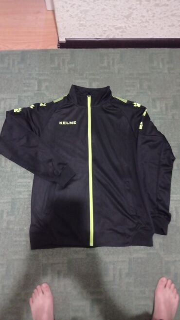 зимние мужские спортивные куртки: Спортивная олимпийка KELME черного цвета с салатовыми акцентами