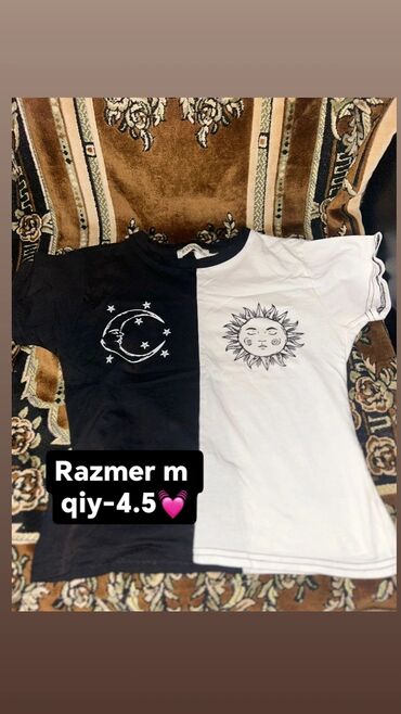 Digər qadın geyimləri: İki hissədən ibarət uniseks t-shirt, bir tərəfi qara rəngdə ay və