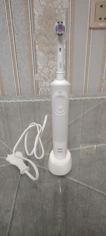 блендер 3 в 1: Oral-B Braun markalı elektrikli diş fırçası. Dəstə ağ rəngli, nöqtəli — 1