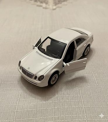İncəsənət və kolleksiyalar: Ağ rəngli metal oyuncaq sedan model avtomobil - Korpus: die-cast — 3