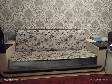 divan dəri: Çiçək naxışlı, açıq-bej tonlarda 3 nəfərlik divan. Xüsusiyyətlər: - — 3