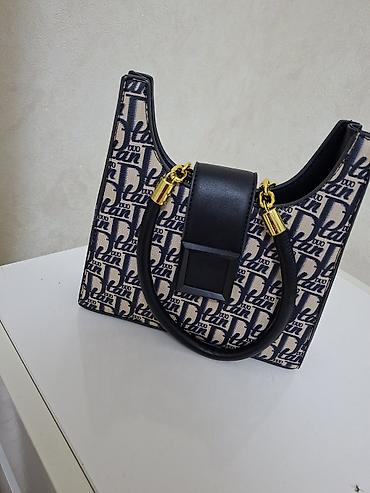 boş çanta: - Model: Parlaq qızılı detallar ilə naxışlı çiyin/əl çantası - Rəng — 1