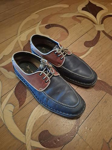 kisi lofer: Kişi ayaqqabısı – dəri, iki rəngli loafer/boat shoe stili — 1