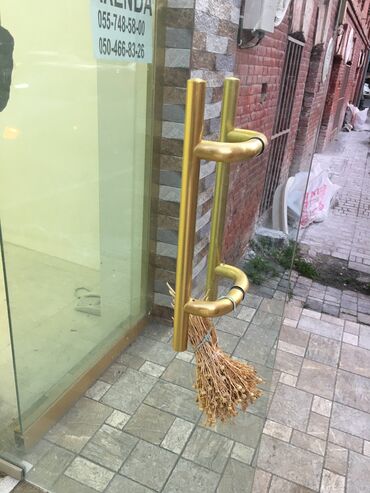 Ofislər: Gəncə şəhərində Mərkəzdə İcra hakimiyyətinin qarşisindaki kucede — 11