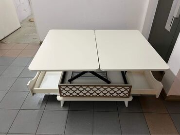 Stolovi: Dostupne su 4 boje, Dimenzije stola su 60x90, a kada se rasklopi — 8