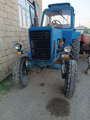 Mavi rəngli MTZ tipli təkərli kənd təsərrüfatı traktoru.İli 1990