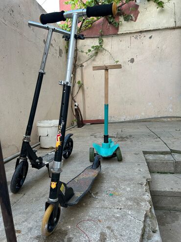 Nərdlər: Fərqli ölçülü iki skuter və bir uşaq skuterindən ibarət skuter dəsti