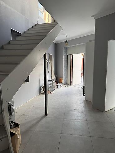 upd qesebesinde satilan evler: 4 otaqlı, 145 kv. m, Yeni təmirli — 2