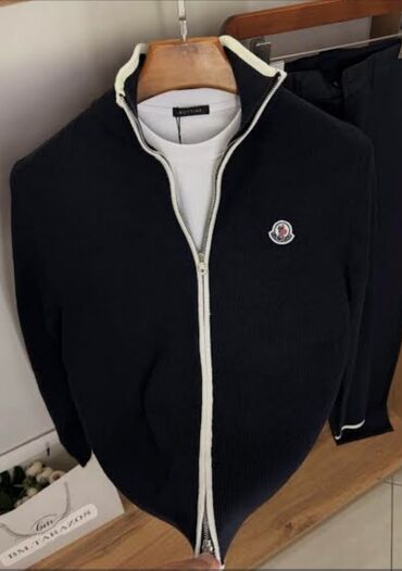 Другая мужская одежда: Продаю кардиган Moncler
состояние новый