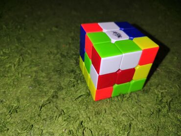 кубик рубик: Продается кубика рубика 3×3 
скоростной куб 
цена 200 сом срочно