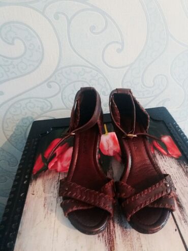 сменная обувь: Босоножки очень удобные.Богатый цвет темного шоколада.Тренд сезона на