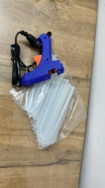 Клеевые пистолеты: Электрический клеевой пистолет синего цвета с оранжевым курком — 4