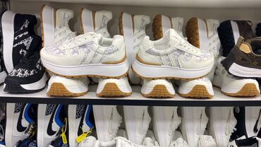 Ayaqqabılar: Məhsul: Kişi və qadın ayaqqabıları – gündəlik və stil kombinasiyası — 24