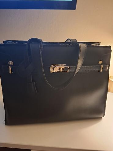 muske poslovne torbe: Elegantna crna torba za svaki dan - Model: strukturisana tote/handbag — 1