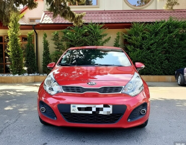 Kia: Kia Rio hatchback – parlaq qırmızı rəngli, kompakt və şəhər üçün ideal — 1