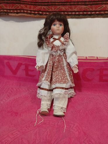 Oyuncaqlar: Bu farfor kuklalar kolleksiyası müxtəlif ölçülərdə və detallı — 4