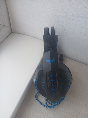наушники razer kraken: Игровая гарнитура в черном цвете с синими акцентами оснащена