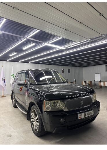 дом на кол: Черный внедорожник Range Rover Vogue с характерным дизайном