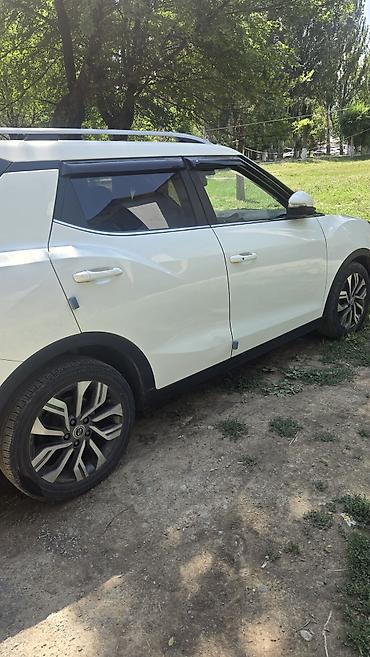 боковая: Ssangyong Tivoli: 2018 г., 1.6 л, Автомат, Дизель, Кроссовер — 3